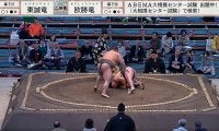 力士が不自然に崩れ落ちて館内騒然 「大丈夫ですか？」勝った力士も驚きの幕切れ 「変な落ち方した」心配の声相次ぐも「無事でよかった」