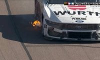 メラメラと炎が…レース佳境にマシンから白煙と炎！まさかのアクシデントにレーサーは失意の表情 ファンからは驚きとリタリアを惜しむ声続々