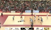 218cmでその身のこなし！？ 男子バレーで衝撃の“地面スレスレ”超低空レシーブが炸裂…エースのアクロバティック技にアリーナ熱狂