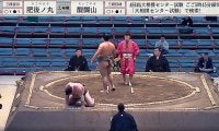 「どうした？」力士が座り込む“異変”に館内ざわめき 張り手合戦を制するも立ち上がれず…しばし四つん這い
