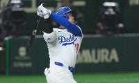 大谷翔平、衝撃の特大弾　第2打席で戸郷を粉砕、東京ドーム大歓声…テオから“ひまわりシャワー”