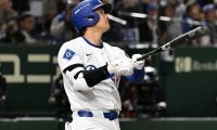 大谷翔平が「ボールを消し去った」圧巻の一発に“ニンマリ”　右翼席の巨人ファンは着弾したホームランボール探す