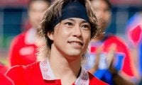 ｢ガクくんそっくり！｣『仮面ライダー鎧武/ガイム』佐野岳の双子イケメン弟・プロサッカー佐野渓、美人妻とキスも…熱々ウェディングフォト公開