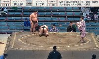 「ダメ押しの二-ドロップ」「膝落とすなw」力士に予期せぬアクシデント 勢いあまって館内騒然