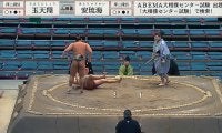 土俵上で目を疑う光景… 力士が背中で“くるくる”回転 まるでブレイキンな珍しい展開に驚きの声
