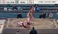 宇良よりスゴイ受け身が出た…？ 191センチ長身力士が“縦回転”で土俵下に着地 驚異の身体能力に砂かぶりのファンもびっくり