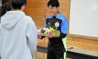 前橋育英サッカー部前主将が母校訪問　「自分から人と関わって成長」
