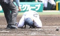 天理・石井が頭部に死球…倒れ込み担架で運ばれ交代　衝撃アクシデントに甲子園騒然
