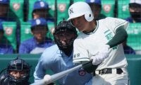 二松学舎大付・永尾が今大会初の柵越え本塁打　センバツ2回戦