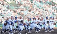 連覇を狙う健大高崎が1点差逃げ切りで8強入り！下重、石垣のリレーで敦賀気比を振り切る【25年センバツ】




