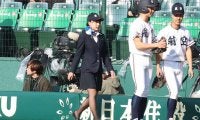 女子1人でベンチ入り、家族に続いた甲子園の景色　CA風制服が話題も…描く将来像