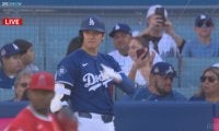 大谷翔平、エンゼルス時代の“元相棒”と全開笑顔であいさつ 打席での談笑にファンも注目「仲良し」「英会話谷」
