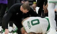 セルティックスのテイタムが負傷退場…3P決めるも倒れ込み苦悶の表情