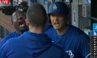 どうした！？ 大谷翔平、ベンチで何が起きた…？「テンション高っ」「楽しそうw」 中継カメラがとらえた“爆笑シーン”