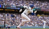 大谷翔平、175キロの強烈右前打…二塁強襲　手をついたスライディングで三塁へ