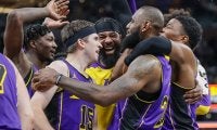 ペイサーズ戦で劇的ティップショットを沈めたレブロン…通算8度目の決勝ブザービーターに