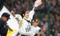 上戸彩さんが始球式「緊張しすぎて」　黒パンツで豪快ワインドアップ…球場釘付け