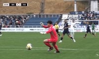 衝撃のミス…町田GKの“空振りオウンゴール”にファン騒然「何が起こった…」「やっちまった」味方DFへも批判「ゴールを外すのが基本」