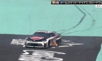一体、何が！？ 全米沸騰の人気レースで“名手”が急失速…突然のスピンに騒然 「リアが滑って…」