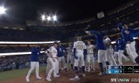 “不屈の男”ベッツ、サヨナラ弾でド軍ナインがお祭り騒ぎ まさかの手荒い祝福に「水掛けすぎやろ」SNSで話題