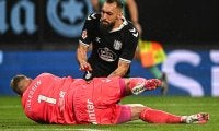 相手選手と激突のGK、腸に穴が空き緊急手術…元オランダ代表GKの容態は安定