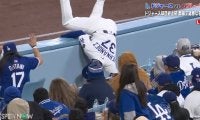 一歩間違えれば“遺恨”だが…ドジャース外野手が観客席に飛び込む超ファインプレー→元MLB右腕は“観客のマナー”を絶賛「捕りたかっただろうけど…」