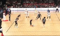 男子バレー、ありえない“エビ反り”トス！ 見たことない体勢＆トスから決めた衝撃スパイク 究極の連係プレー