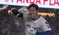 大谷翔平、劇的サヨナラ弾で「びしょ濡れ」手荒い歓迎を受ける…“フライング”のチームリーダー、最後まで水をかけ続けたのはあのムードメーカー「やっぱりw」