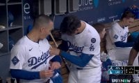 「パワーをもらった？」大谷翔平とドジャースの“絶好調男”のやりとりが話題…ベンチで絡み“ゲン担ぎ”→その後大谷がサヨナラホームラン