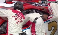レース中のピットでハプニング！ クルーが\