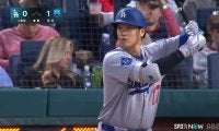 大谷翔平、盟友をチラリ？センターフライはエンゼルス時代の元同僚がキャッチ 懐かしの長髪姿にファンも「お！お久しぶり」「仲良しだったよね」