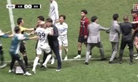 一触即発！岩政監督が相手選手と怒りの超至近フェイスオフ！「止めに入ったかと思ったら最前線で戦い始めた」自チーム選手へのラフプレーに激怒して乱闘寸前「当然キレるよな」「完全に12番目の選手」