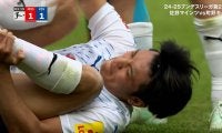 騒然！ 日本代表FWが“足首ガッツリ”の危険タックル被害→突き飛ばされ味方DFが激昂「何するんだ」「手を出すな」「町野のために怒ってくれてる」ファンも激怒