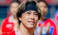 ｢バリバリ現役で夢追いかけてます｣プロサッカー佐野渓、『仮面ライダー鎧武／ガイム』イケメン俳優の双子兄と“お揃い金髪姿”で誕生日報告