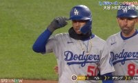 「いいチームだな」ベッツが、スミスが、エドマンが…ド軍ナインの個性あふれる“デコルテポーズ”3連発！ 今日も飛び出した大谷翔平“愛されパフォ”