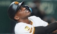 巨人ヘルナンデス、背中を襲った死球に悶絶　トレーナーも駆け寄り…ウィックも“謝罪”