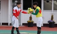 【岩手競馬】山本聡紀騎手が期間限定騎乗…兄・聡哉騎手から花束贈呈
