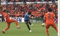 速すぎて見えない…日本代表期待DFの“20m弾丸バズーカ砲”に騒然！「ロベカルやん」「すごい弾道」川崎・三浦颯太が“衝撃の一撃”