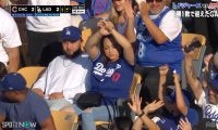 ドジャースの得点シーンで“大谷ファン”が狂喜乱舞！ ノリノリダンスの観客席に中継も思わずツッコミ「クラブみたいですね」