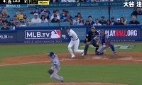 何が起きた…？ 大谷翔平の打席で“謎のハプニング”「どうした」「ビックリした？」 相手投手が突然フラフラする… ファン騒然「珍プレー行き」