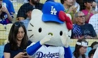 大谷出場試合でハローキティが始球式　ド軍ユニでツーバウンド投球…ファン拍手喝采
