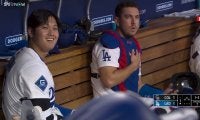 大谷翔平、豪快6号ホームランで“あのポーズ”も「超特大」…カメラが映した“ゴキゲンすぎる”ベンチでのひと幕