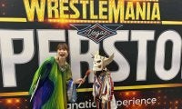 日本人女子アナ、米プロレスの“超”巨人と遭遇 “高い高い”写真に衝撃 軽々持ち上げられ驚きの表情
