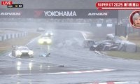 前が見えない！大雨のレースで3台多重クラッシュの衝撃シーン 「ドアが吹っ飛んでる」視聴者騒然