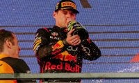 表彰台でシャンパンがぶ飲み…フェルスタッペンの“抗議行動”が波紋　元F1レーサーが苦言「プロ意識に欠け、失礼な行為だ」