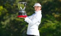 ルーキーの青木香奈子がプロ初優勝 同期の中村心とのプレーオフを制する／女子下部