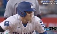 一体何が…？大谷翔平が塁上で見せた“表情”にファン注目「鼻広げてる？」「ニヤニヤ」 “爆速盗塁”成功シーンが話題