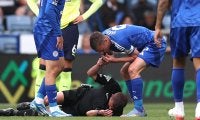 今季でレスター退団のヴァーディが主審の笛を吹く!? 選手と激突し倒れた主審を助ける「試合を止めようと思った」
