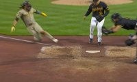 「もはや暴力」 天才タティスJr.が大暴れ！ “飛び蹴りレベル”でホームに爆速生還「狂ってる」 相手バッテリーを絶望させた“超攻撃的走塁”