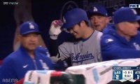 こんなに喜ぶ大谷翔平は珍しい！？ 会心8号弾→ロハスと“大はしゃぎ” ベンチで「ニコ谷」3戦ぶりアーチ直後に捉えた一幕